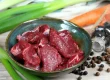 surowe mięso z jelenia