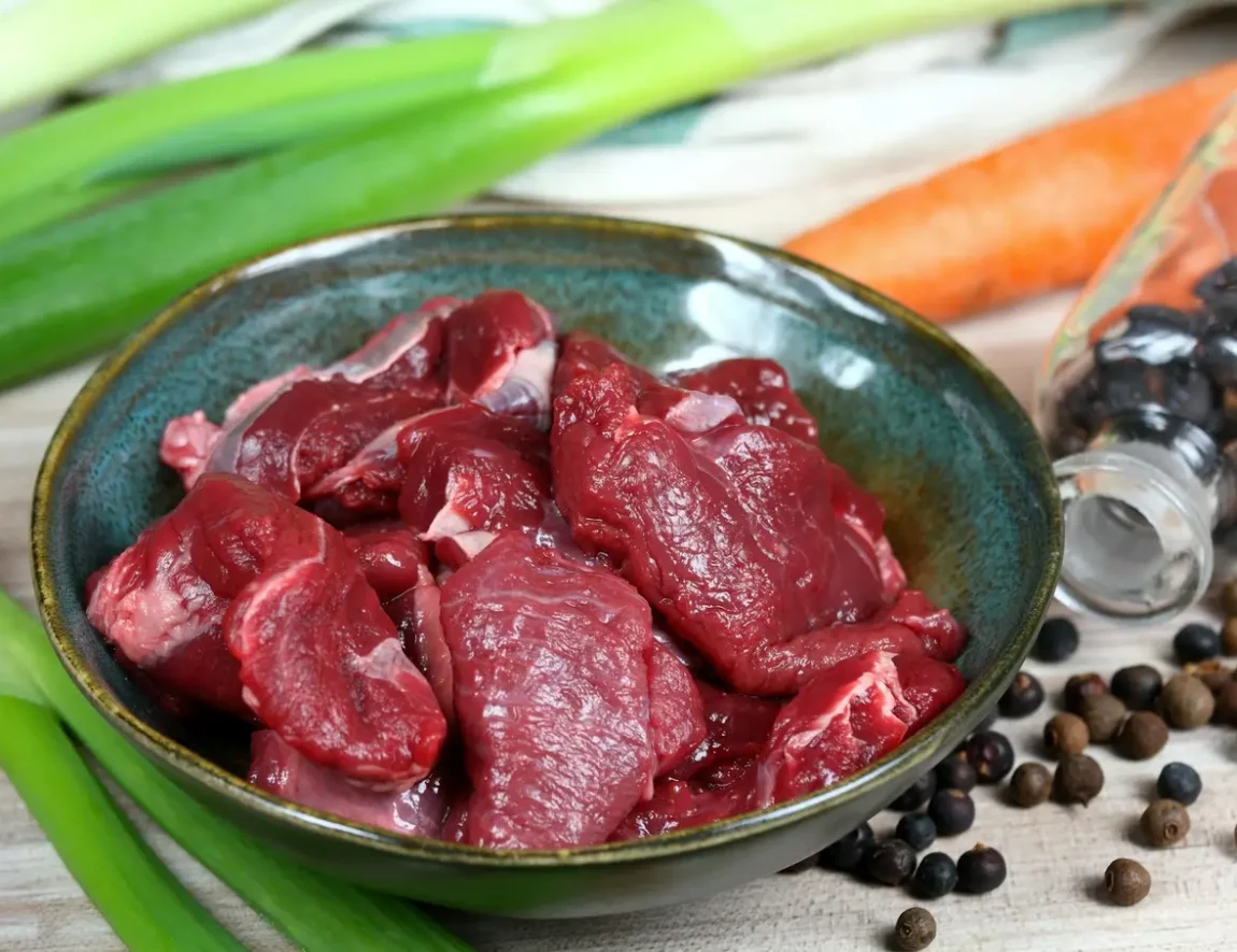 surowe mięso z jelenia