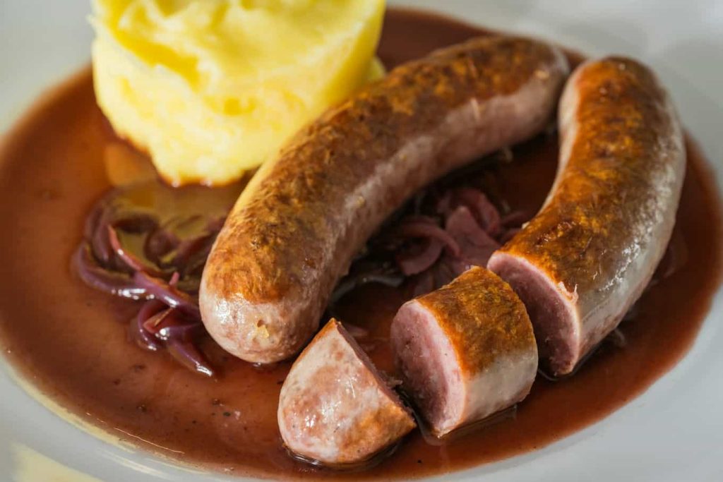 Jak temperatura podania i dodatki zmieniają smak kiełbasy z mięsa jelenia
